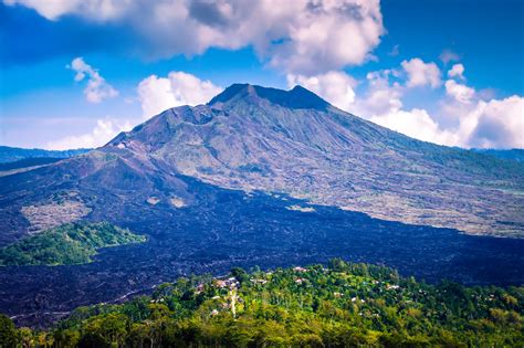 BALIS HIGHEST MOUNTAIN  Mount Agung at Midnight Indonesia